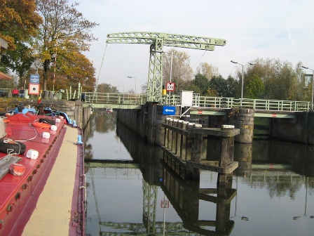 Lift bridge